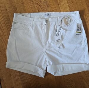 NWT Women's White Stretch Roll-Cuff Shorts